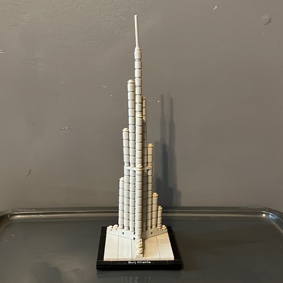 Retired Lego Burg Khalifa Dubai 21008 - Picture 1 of 7
